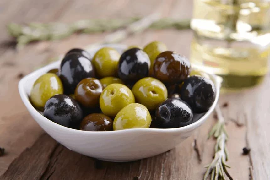 Czy koty mogą jeść oliwki? Bezpieczne porady dla zdrowia kota